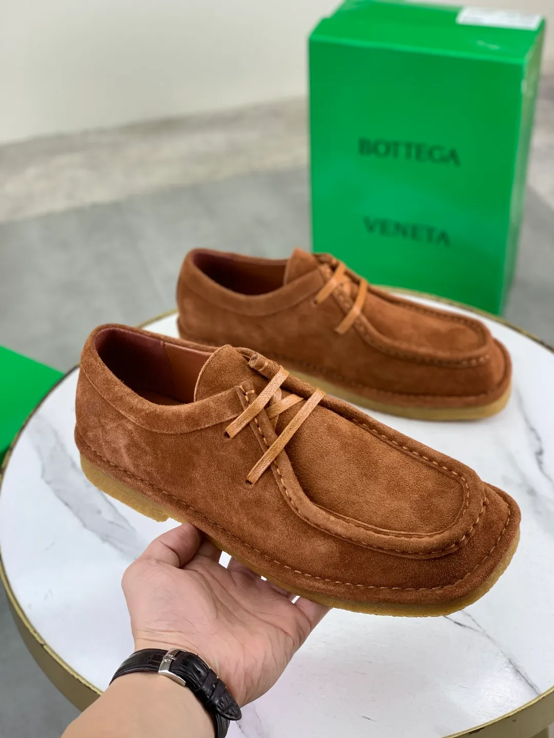 Men's men's shoes 💰P740 New model 💰 Top quality (beef tendon outsole series) 💎💎💎 BOTTEGA VENETA official website synchronizes the latest model, top version of the market's highest version of BV business leather shoes, accept material comparison, shoe type comparison, process comparison, practical and texture, versatile, suitable for any occasion, the more you look at it, the more flavorful it becomes. Pure hand-woven craftsmanship - upper material, imported original hand-woven calfskin - high-quality water-dyed sheepskin lining - original private model customized beef tendon outsole -Size: female 35-39 (34 40 customized) male 39-44 (38 45 customized) Comes with original BV green box, complete packaging.